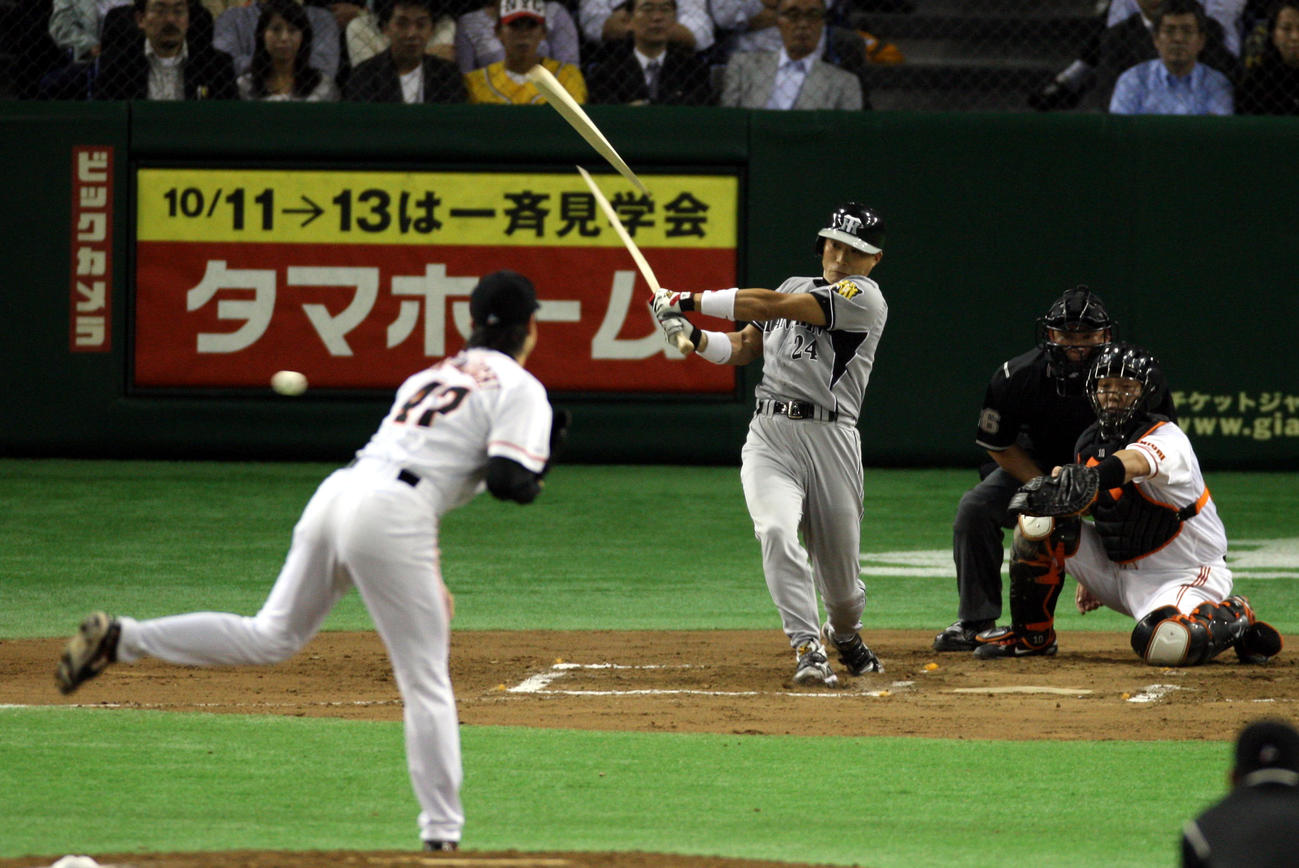 08年10月8日、阪神戦の6回2死満塁で、桧山のバットを折って二ゴロに仕留める巨人山口