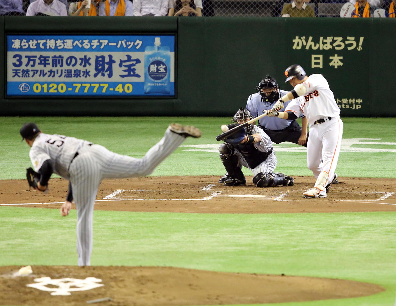 15年7月10日、阪神戦で本塁打を放つ巨人村田