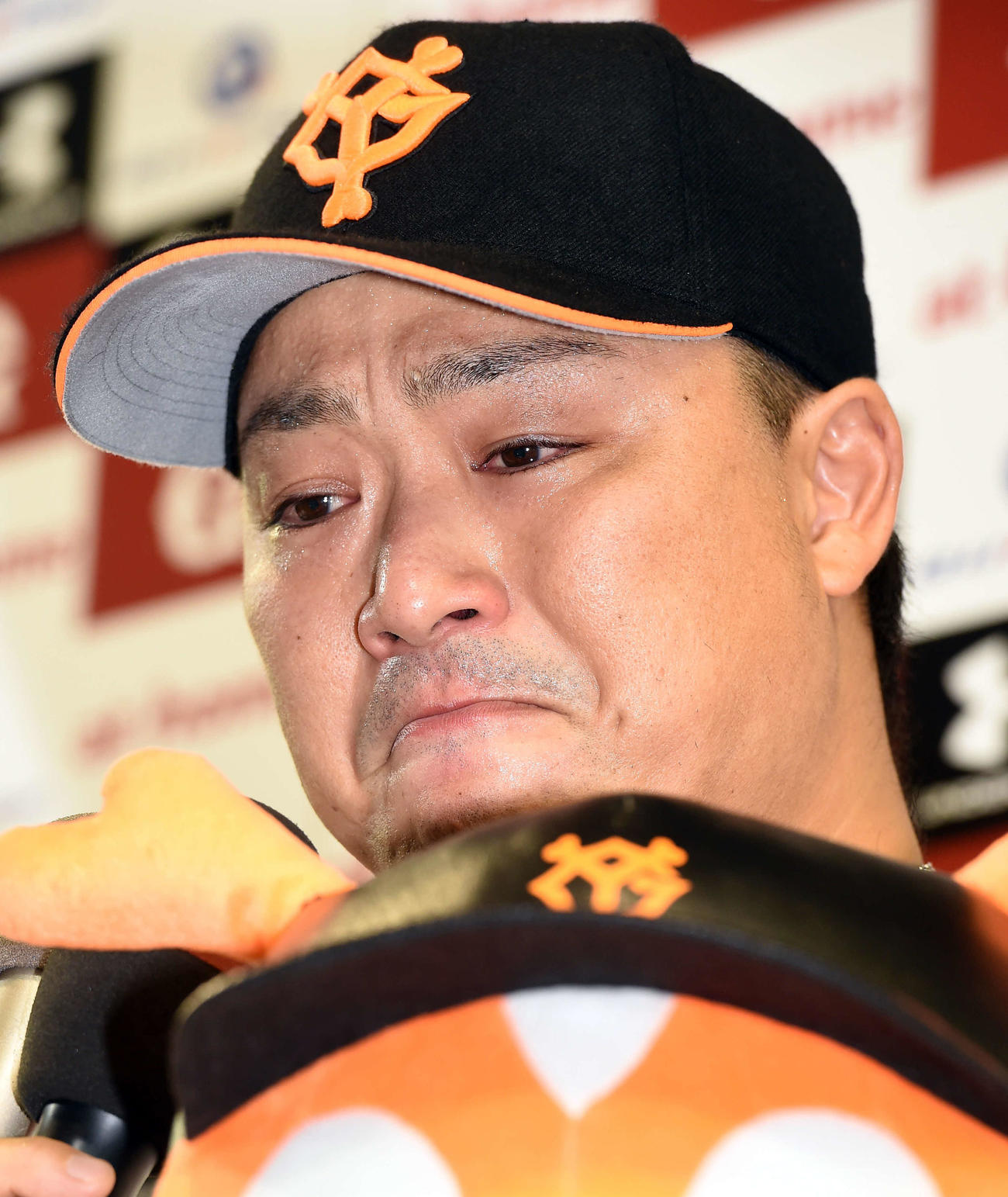 15年7月10日、阪神戦で本塁打を放ち、お立ち台で男泣きする巨人村田