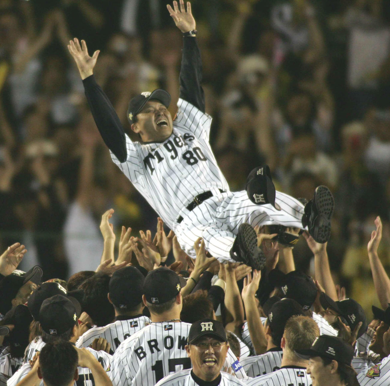 05年9月29日、巨人を破り本拠地甲子園球場でセ・リーグ優勝を決め、選手の手で胴上げされる阪神岡田彰布監督