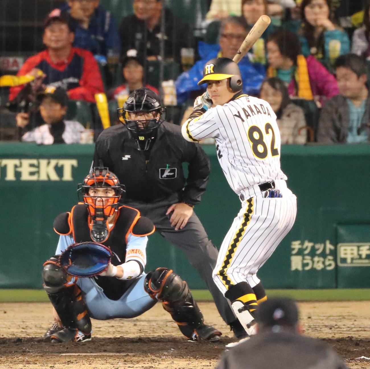 16年4月27日、巨人戦で育成から支配下登録された阪神原口は、ユニホームが間に合わず山田コーチのを借りて代打で登場する