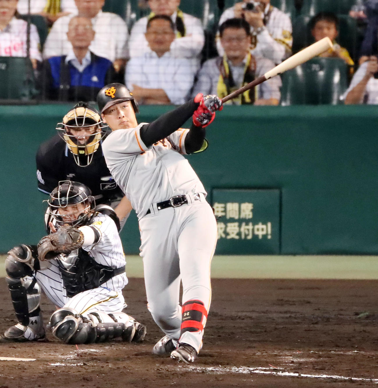 18年10月9日、阪神戦の8回に2打席連続となる左越え本塁打を放つ巨人岡本和