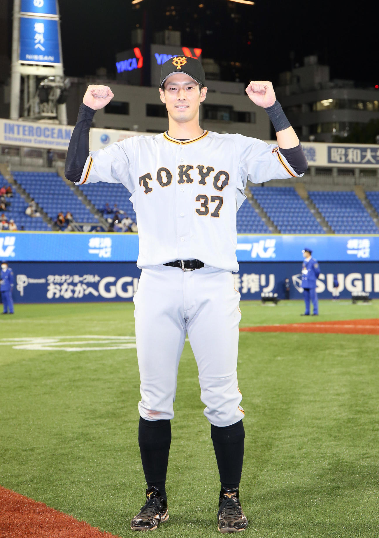DeNA対巨人　ヒーローインタビュー後、記念撮影をする若林（撮影・狩俣裕三）