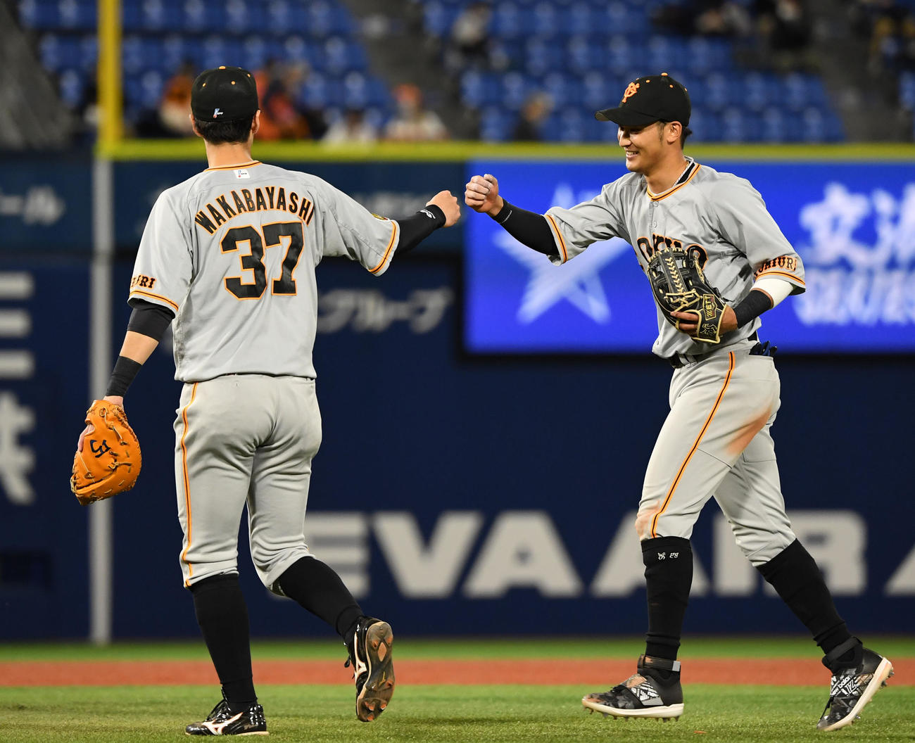 DeNA対巨人　DeNAに勝利しタッチを交わす巨人若林（左）と吉川（撮影・横山健太）