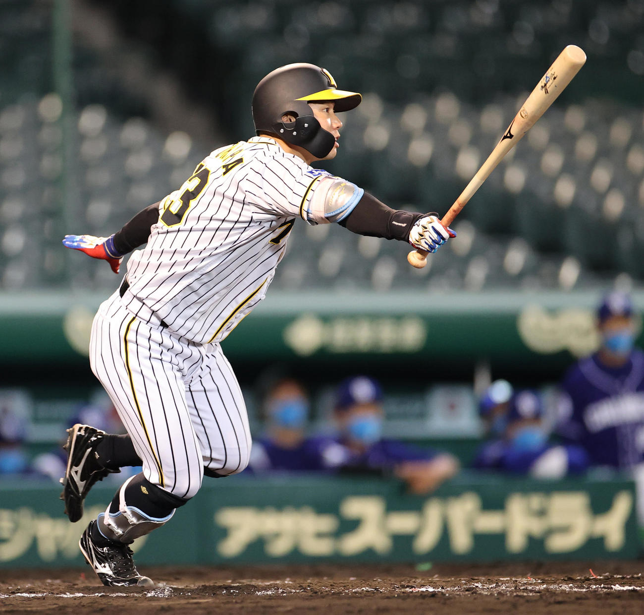 阪神対中日　7回裏阪神2死一、二塁、右前へ同点適時打を放つ糸原健斗（撮影・清水貴仁）