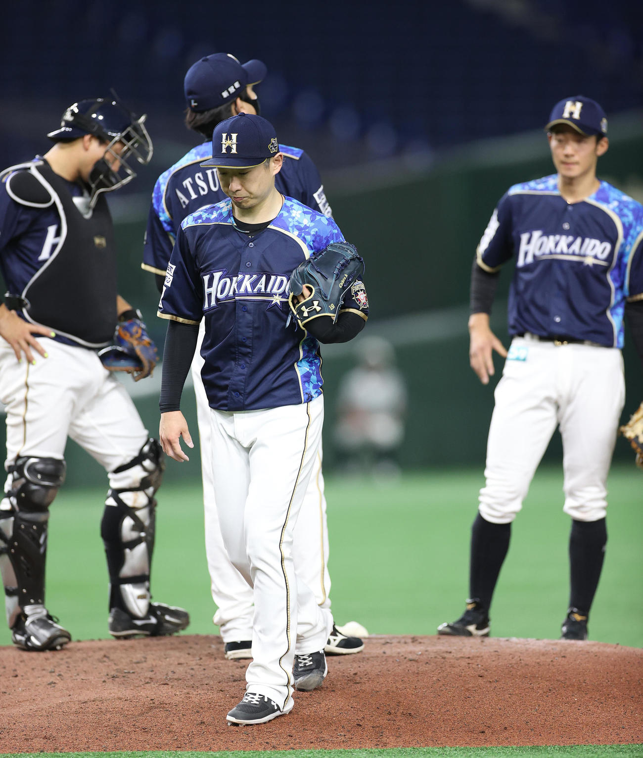 日本ハム対オリックス　4回表オリックス1死一塁、降板となりがっくりとマウンドを降りる金子（手前）（撮影・河野匠）