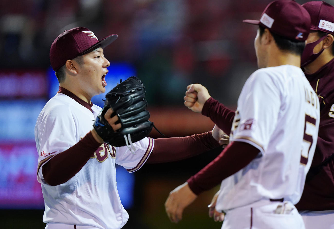 楽天対西武　9回表西武2死一、二塁、源田を三振に仕留め、ナインにタッチで迎えられる松井（左）（撮影・菅敏）