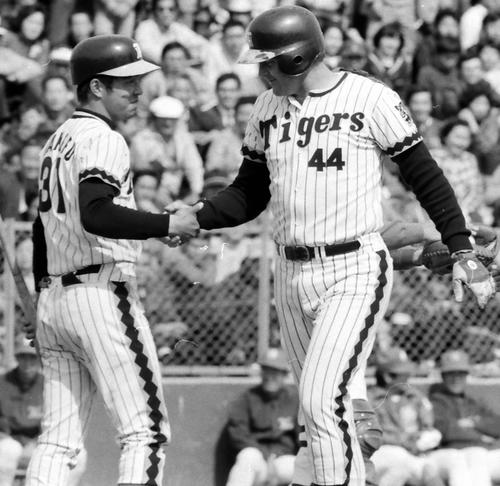 阪神対南海　本塁打を放ち、掛布雅之（左）と握手するハル・ブリーデンさん（1977年3月23日撮影）