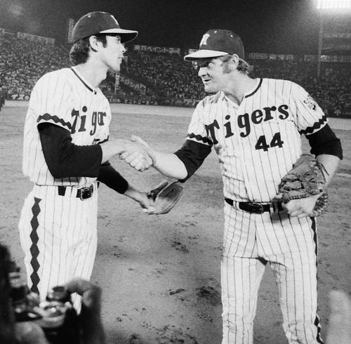 阪神対巨人 試合後、江本孟紀(左)と握手するハル・ブリーデンさん(1977年6月21日撮影)