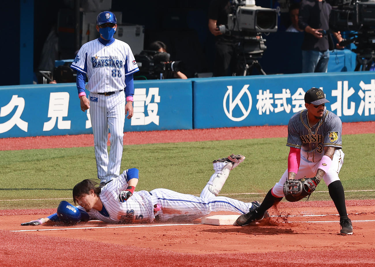 DeNA対阪神　1回裏DeNA無死二塁、二ゴロで一塁にヘッドスライディングする倉本（2021年5月9日撮影）