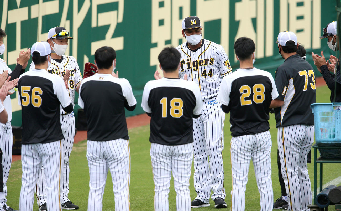1軍に合流したアルカンタラ（中央）は投手陣の輪に加わり拍手を受ける（撮影・上山淳一）