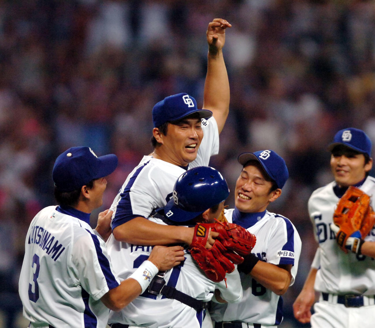 06年9月、阪神戦でノーヒットノーランを達成し祝福される山本昌
