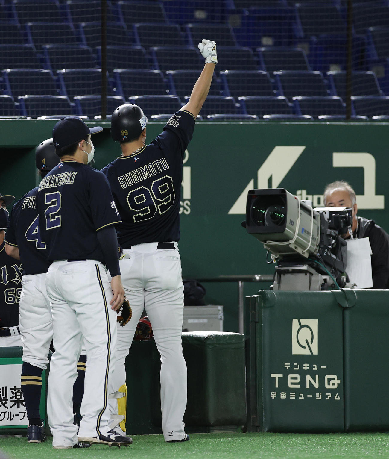 日本ハム対オリックス　1回表オリックス2死三塁、左中間に先制の2点本塁打を放ちカメラの前で昇天ポーズを見せる杉本（撮影・河野匠）