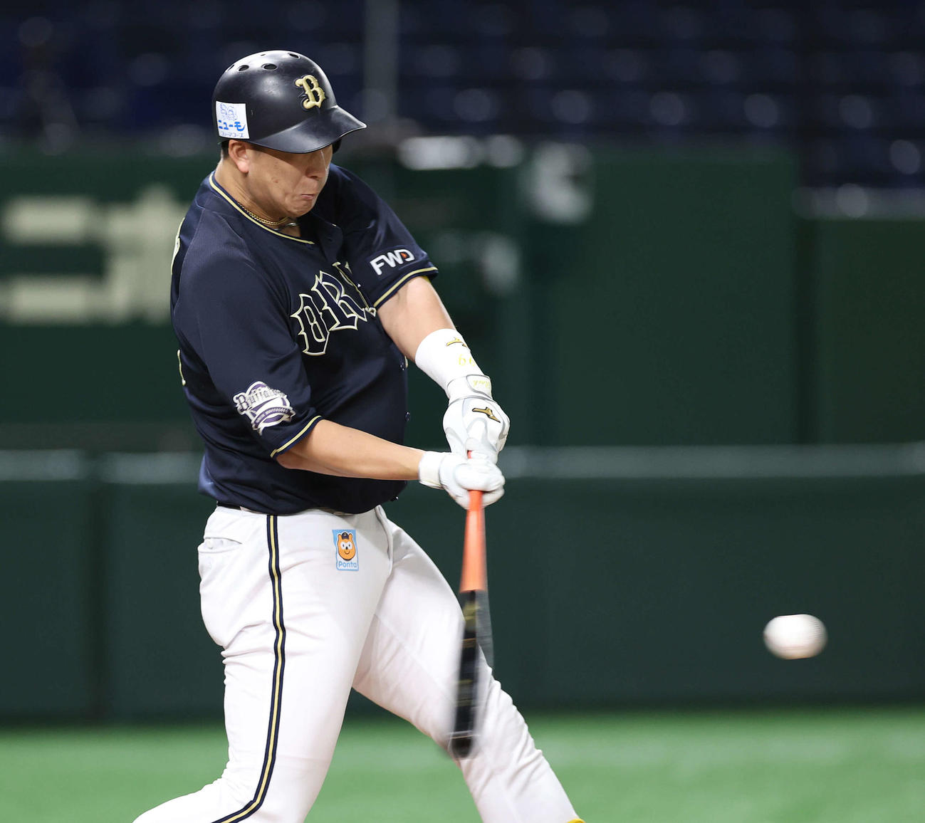 日本ハム対オリックス　1回表オリックス2死三塁、左中間に先制の2点本塁打を放つ杉本（撮影・河野匠）