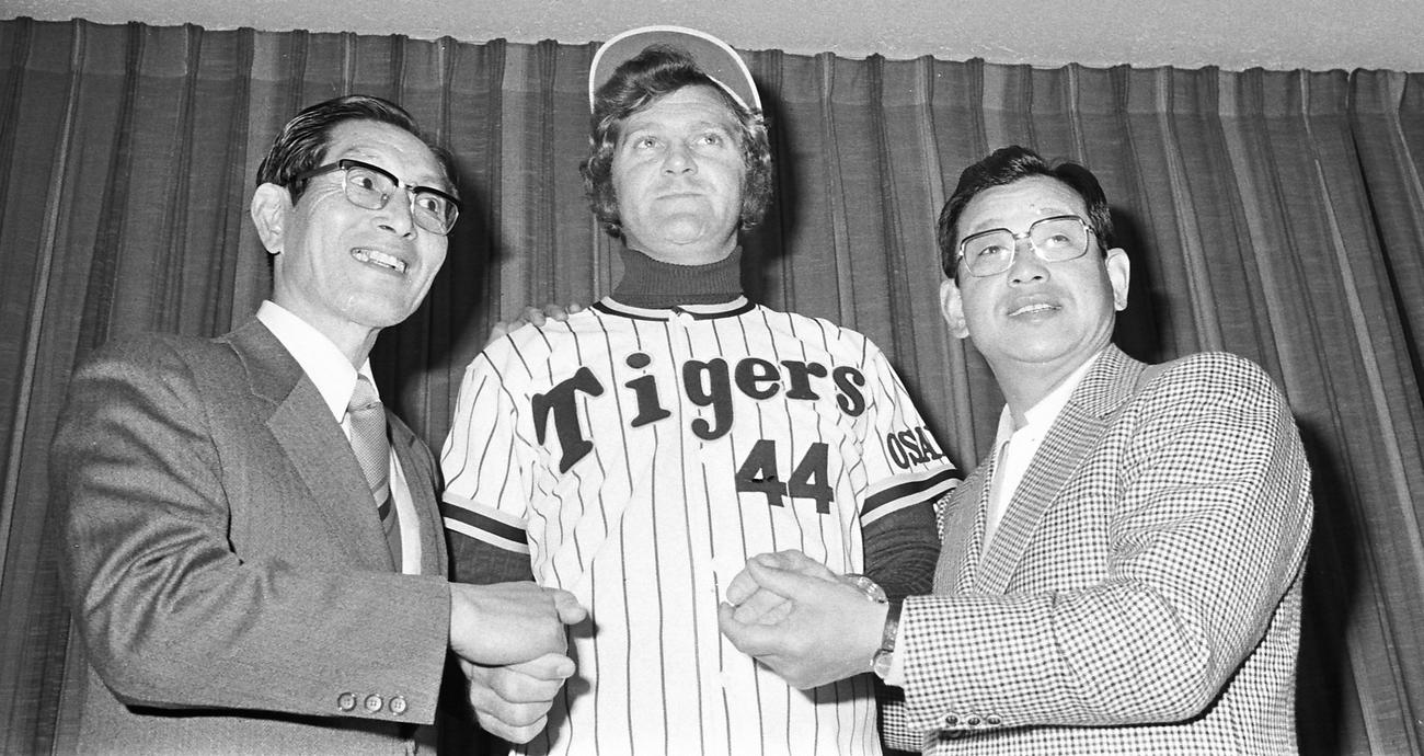 来日して入団会見を行った阪神ハル・ブリーデンさん。右は吉田義男監督（1976年撮影）