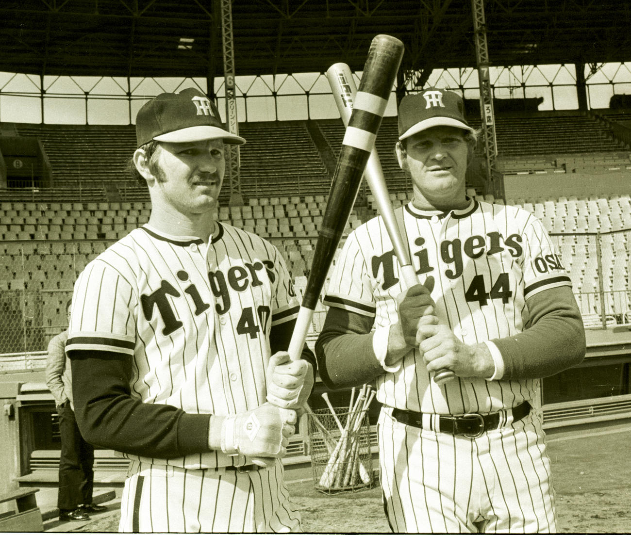 バットを持ちポーズを取るマイク・ラインバックさん（左）とハル・ブリーデンさん（1977年撮影）