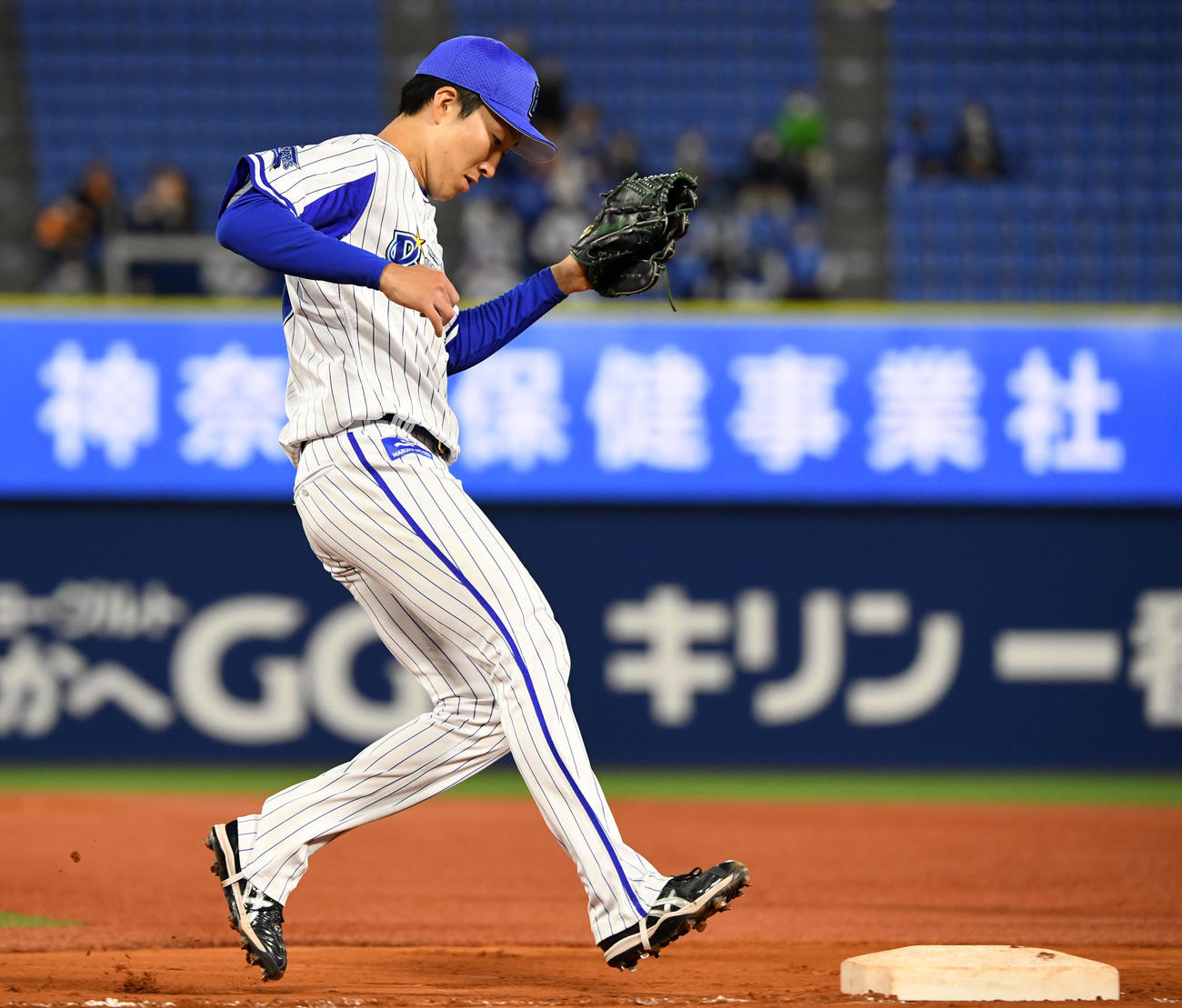 DeNA対巨人　6回表巨人2死、ベースカバーに入る大貫（撮影・横山健太）