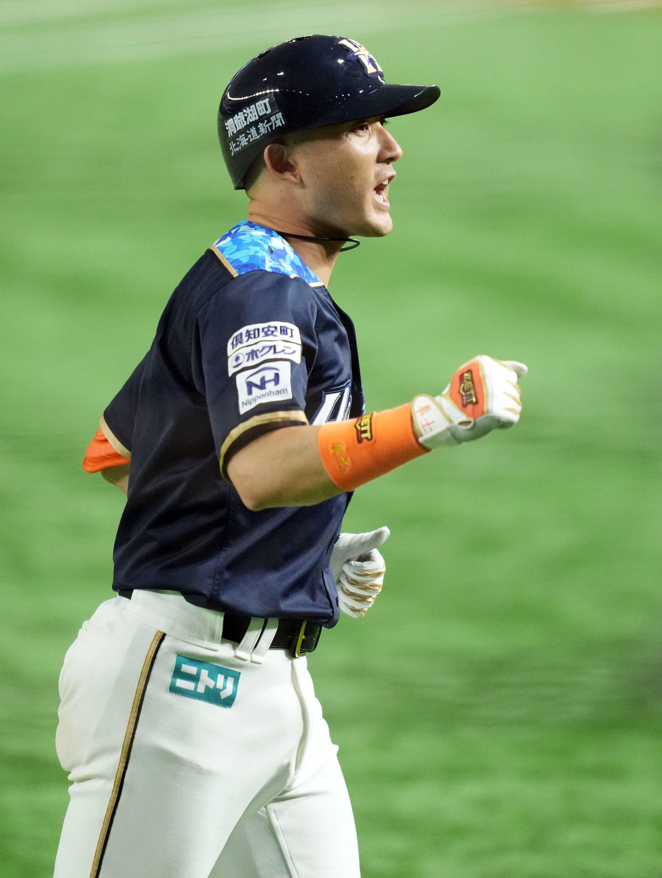 日本ハム対オリックス　1回裏日本ハム1死、左越えソロ本塁打を放ち生還する杉谷（撮影・鈴木みどり）