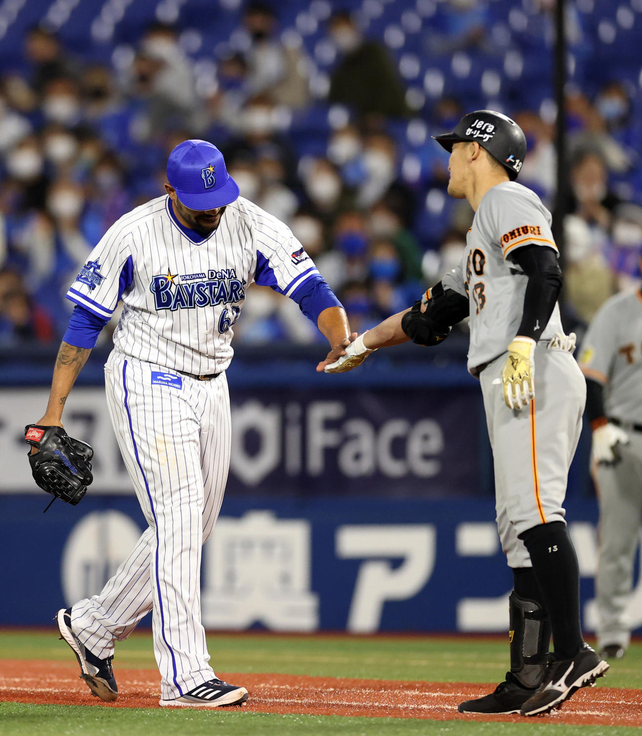 DeNA対巨人　7回表巨人2死、投ゴロに打ち取られた梶谷（右）は右手を出し、エスコバーにタッチアウトされる（撮影・狩俣裕三）