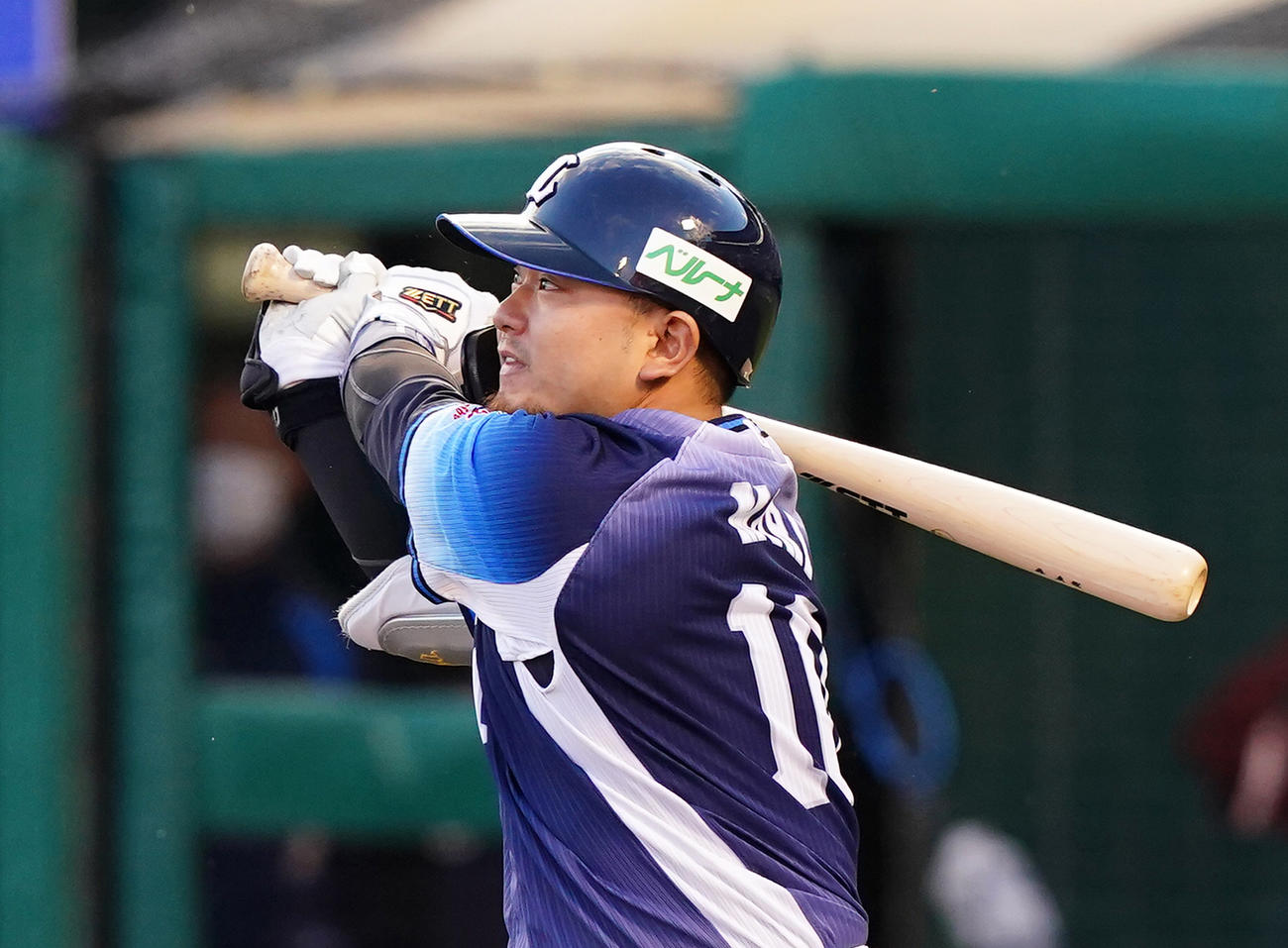 1回表西武無死一塁、右越えに先制の2点本塁打を放つ森（撮影・菅敏）