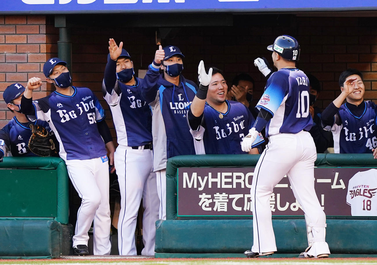 1回表西武無死一塁、右越えに先制の2点本塁打を放ち、ナインに迎えられる森（右から2人目）（撮影・菅敏）