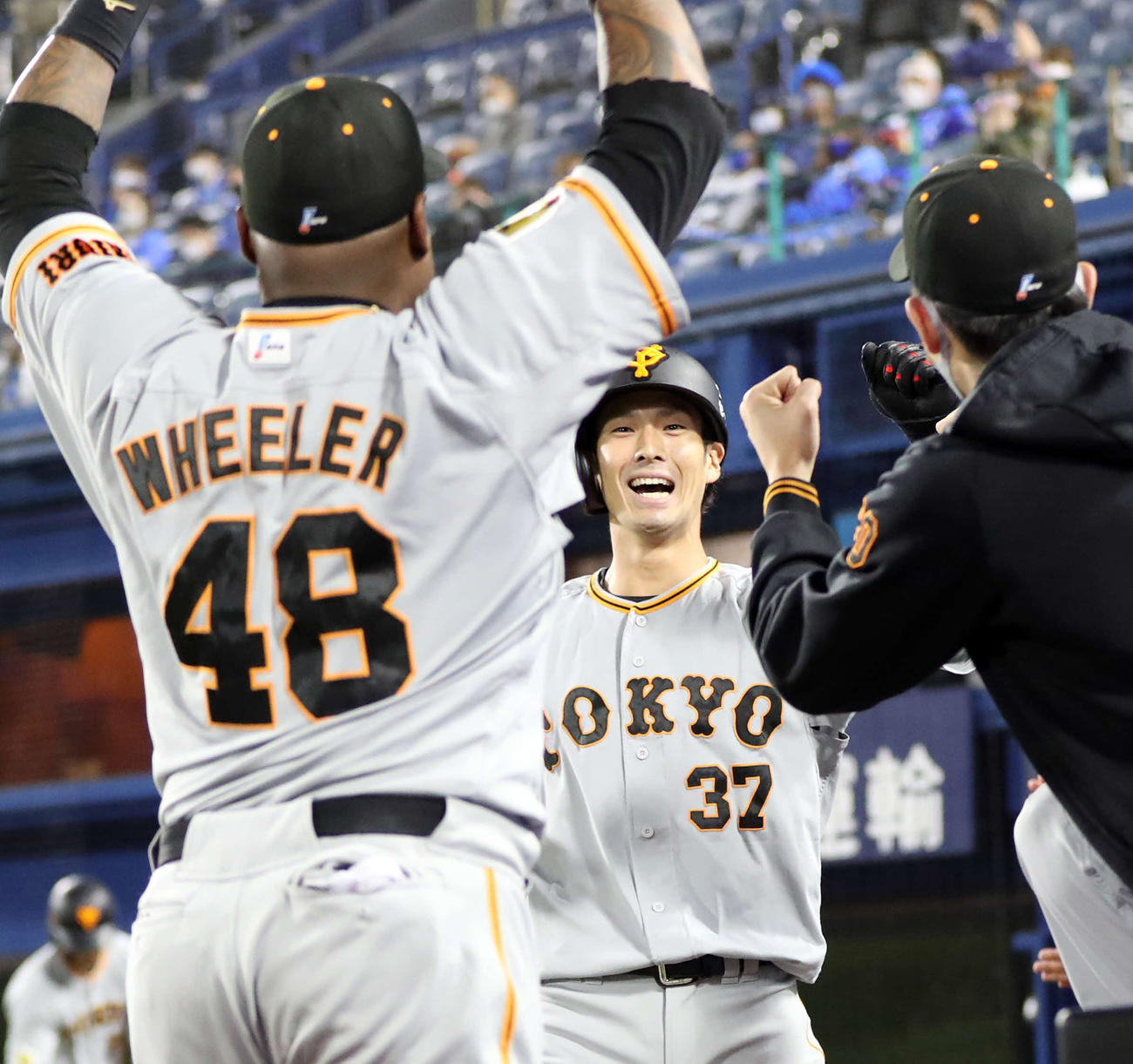 9回表巨人1死、勝ち越しソロを放ち、ウィーラー（手前）らに迎えられる若林（中央）（撮影・狩俣裕三）