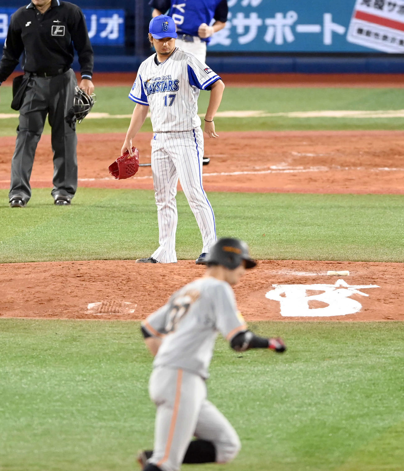 DeNA対巨人　9回表巨人1死、若林に勝ち越しのソロ本塁打を浴びる三嶋（撮影・たえ見朱実）