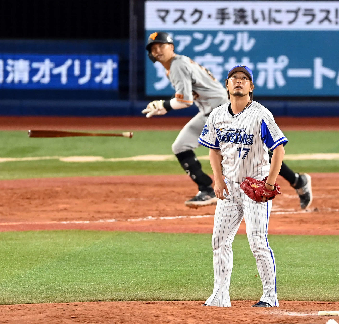 DeNA対巨人　9回表巨人1死、吉川にソロ本塁打を浴びる三嶋（撮影・たえ見朱実）