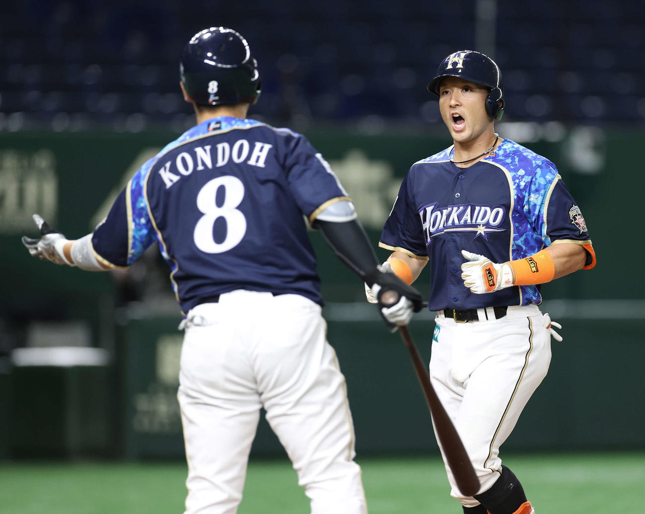 日本ハム対オリックス　1回裏日本ハム1死、左越え本塁打を放ち近藤（左）に迎えられる杉谷（撮影・河野匠）