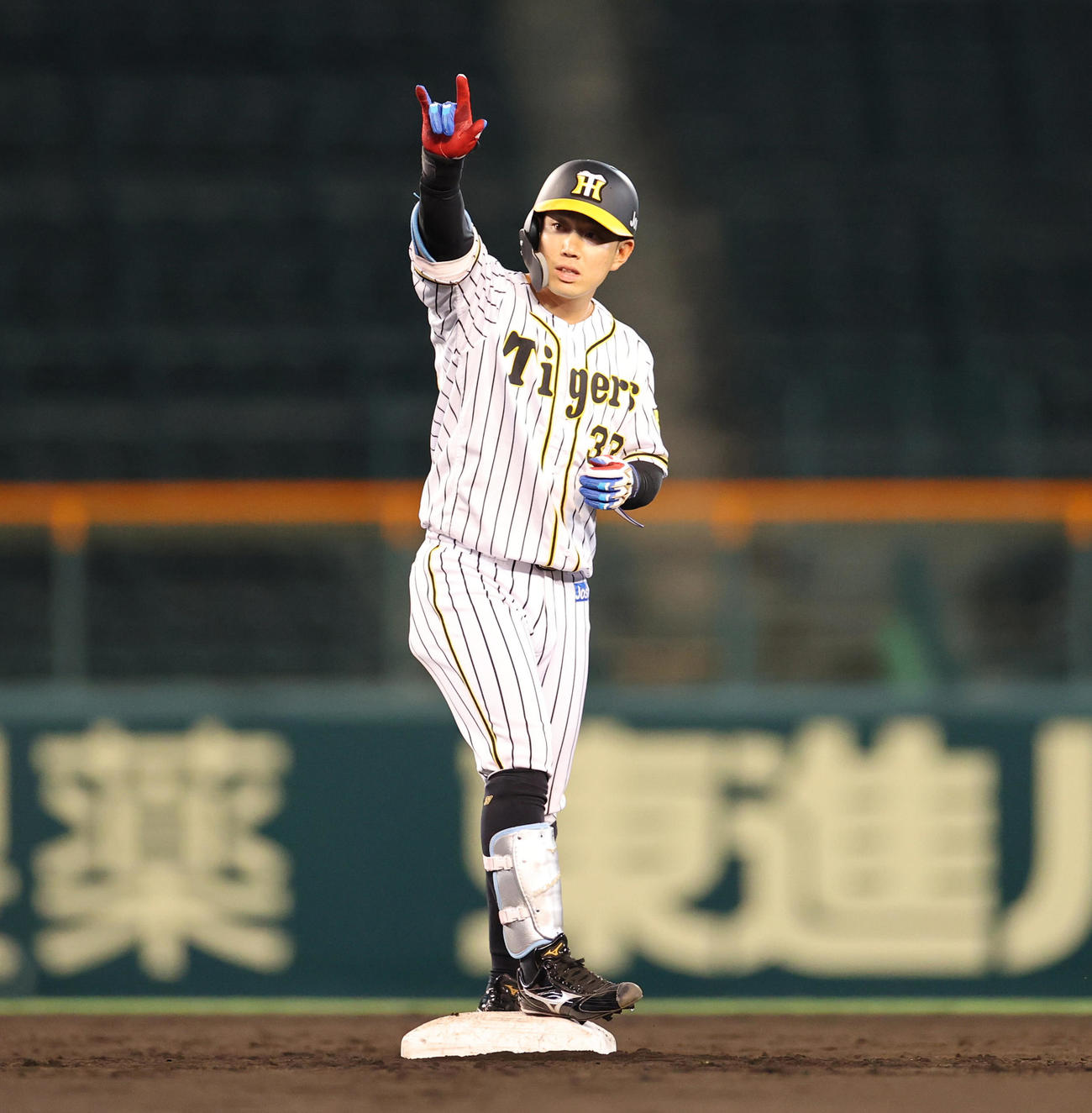 阪神対中日　7回裏阪神2死一、二塁、右前へ同点適時打を放った糸原はポーズ（撮影・清水貴仁）