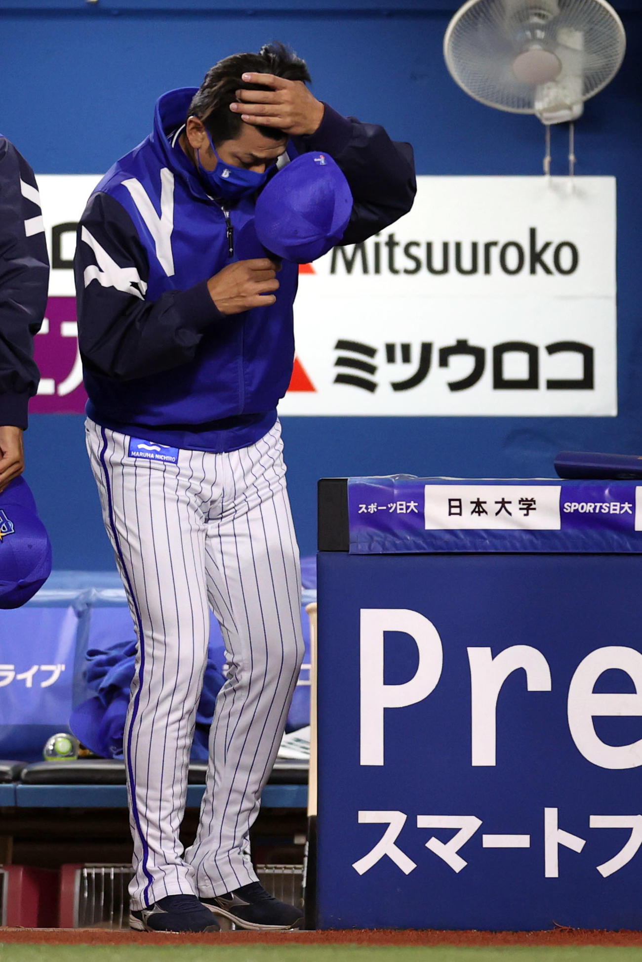 DeNA対巨人　試合後、グラウンドに一礼し、引き揚げる三浦監督（撮影・狩俣裕三）
