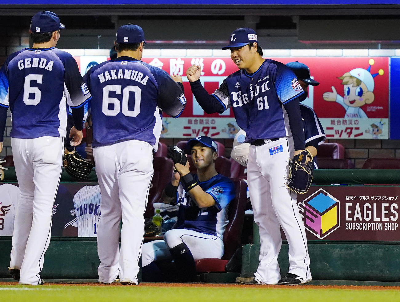 楽天対西武　8回に登板しこの回の投球を終えた西武平良（右端）は、タッチでナインを迎える（撮影・菅敏）