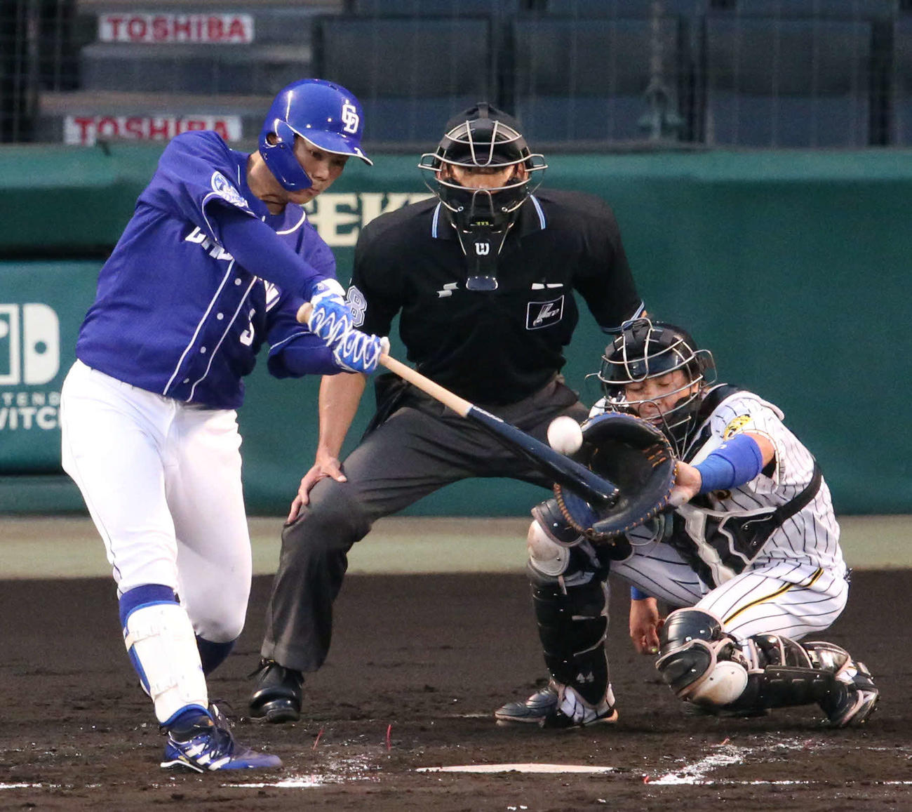 阪神対中日　2回表中日無死一塁、中越え2点本塁打を放つ高橋周平（撮影・上山淳一）