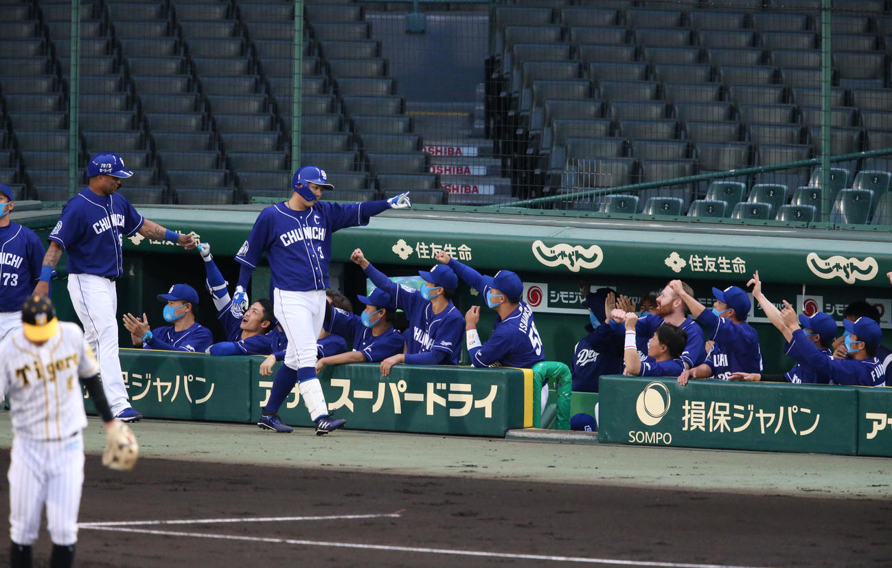 阪神対中日　2回表中日無死一塁、高橋周平（手前右）は中越え2点本塁打を放ち出迎えを受ける（撮影・上山淳一）
