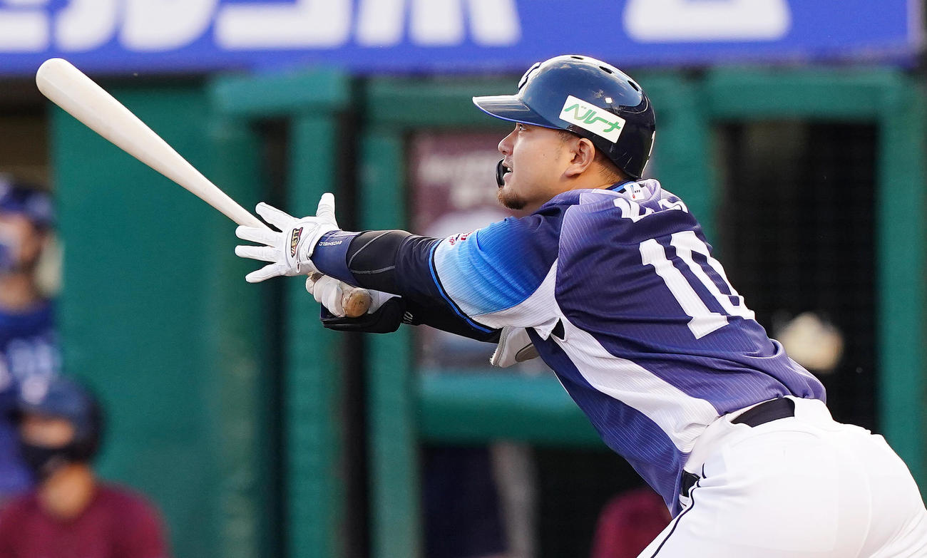 楽天対西武　1回表西武無死一塁、右越えに先制の2点本塁打を放つ森（撮影・菅敏）