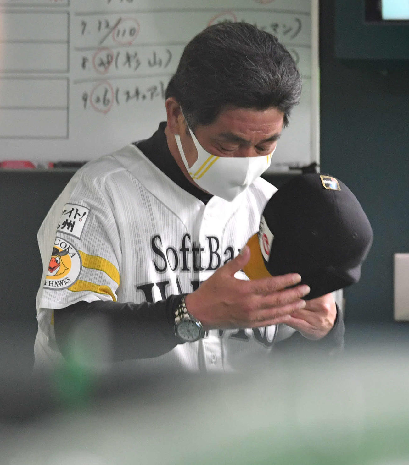 ソフトバンク対ロッテ　ロッテに敗れ、肩を落として引き揚げる工藤監督（撮影・岩下翔太）