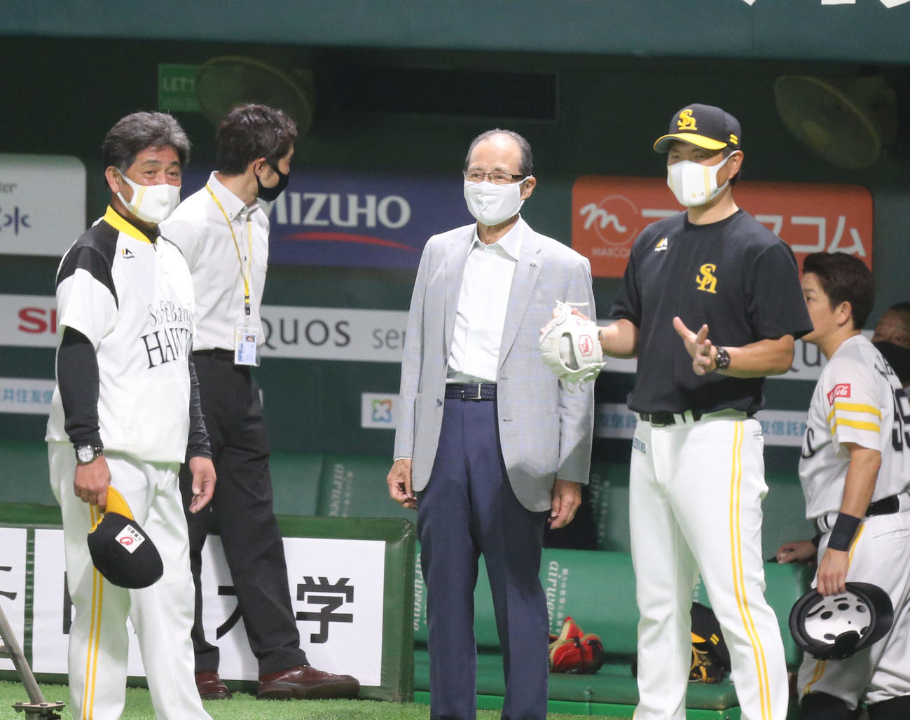 ソフトバンク対ロッテ　談笑する工藤公康監督（左）と王球団会長（中）と小久保ヘッドコーチ右）（撮影・屋方直哉）