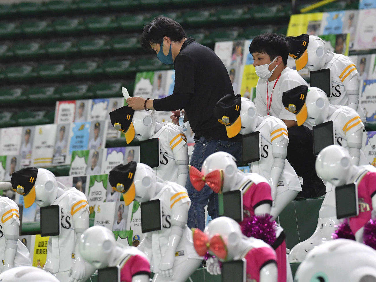 雨にぬれたPepperのメンテナンスを行う職員たち（撮影・岩下翔太）