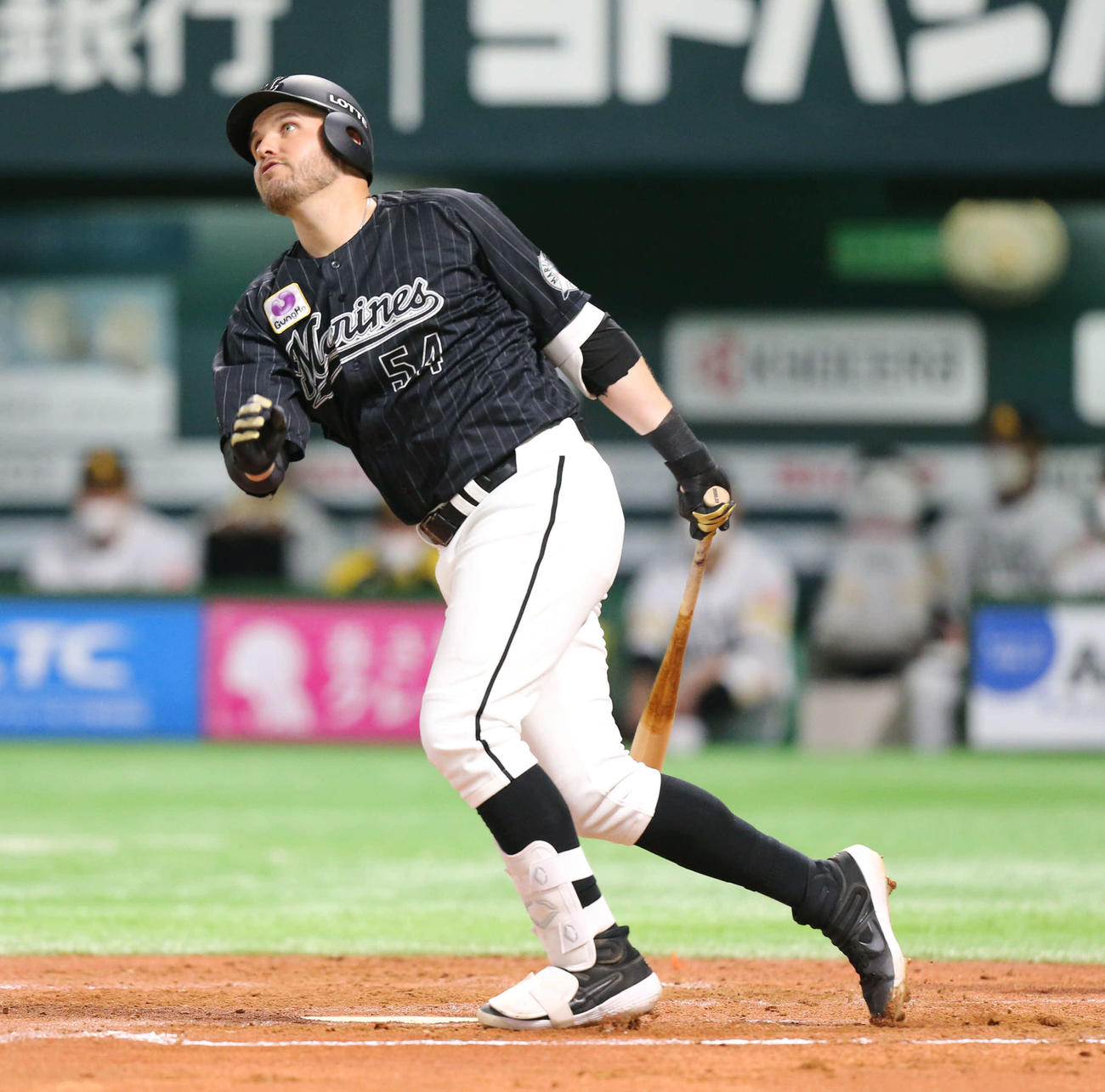 ソフトバンク対ロッテ　2回表ロッテ無死、左越え本塁打を放つレアード（撮影・屋方直哉）