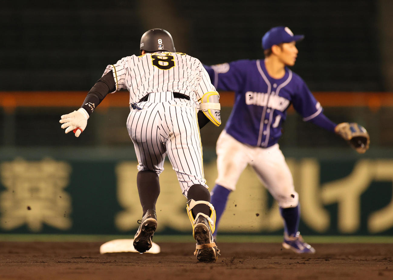 阪神対中日　4回裏阪神無死一塁、二塁へ向かう佐藤輝（撮影・清水貴仁）