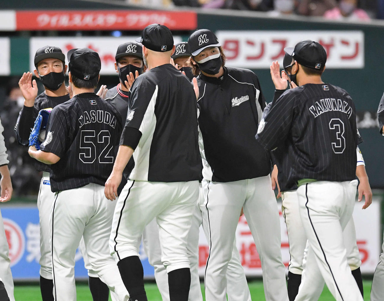 ソフトバンク対ロッテ　ソフトバンクに勝利し、2勝目を挙げた二木（右から2人目）はベンチ前でレアード（左から4人目）らナインとタッチを交わす（撮影・岩下翔太）