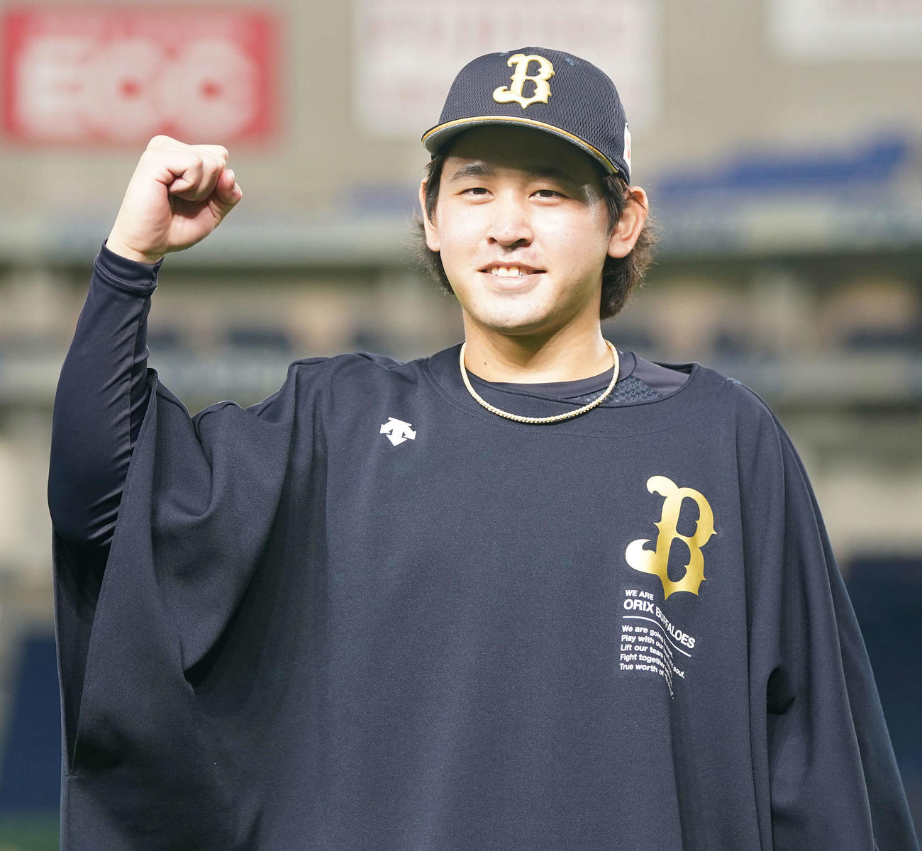 日本ハム対オリックス　勝利投手のオリックス宮城は笑顔でガッツポーズ（撮影・鈴木みどり）