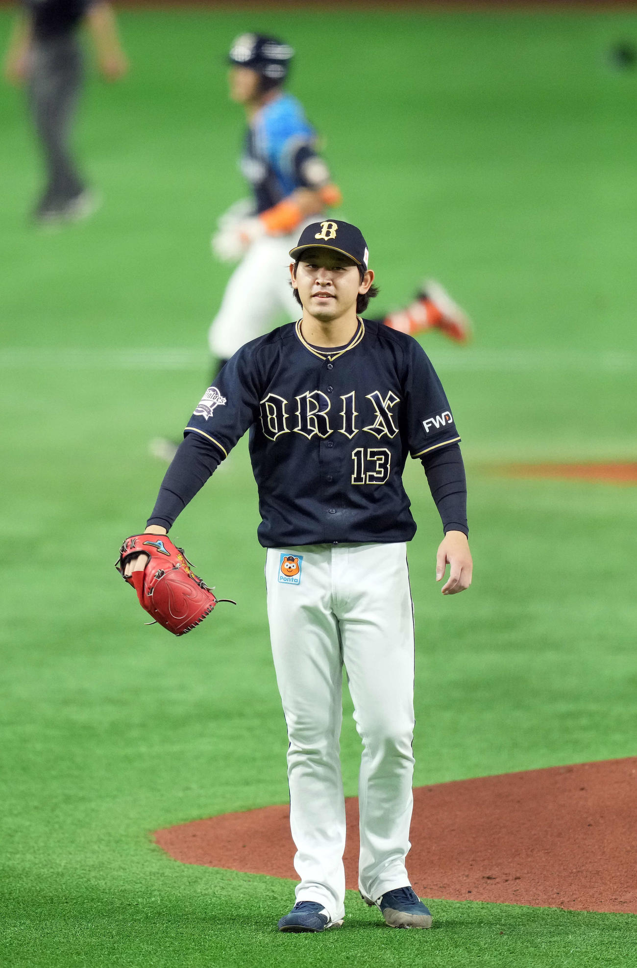 日本ハム対オリックス　1回裏日本ハム1死、杉谷（後方）に左越えソロ本塁打を浴びる宮城（撮影・鈴木みどり）