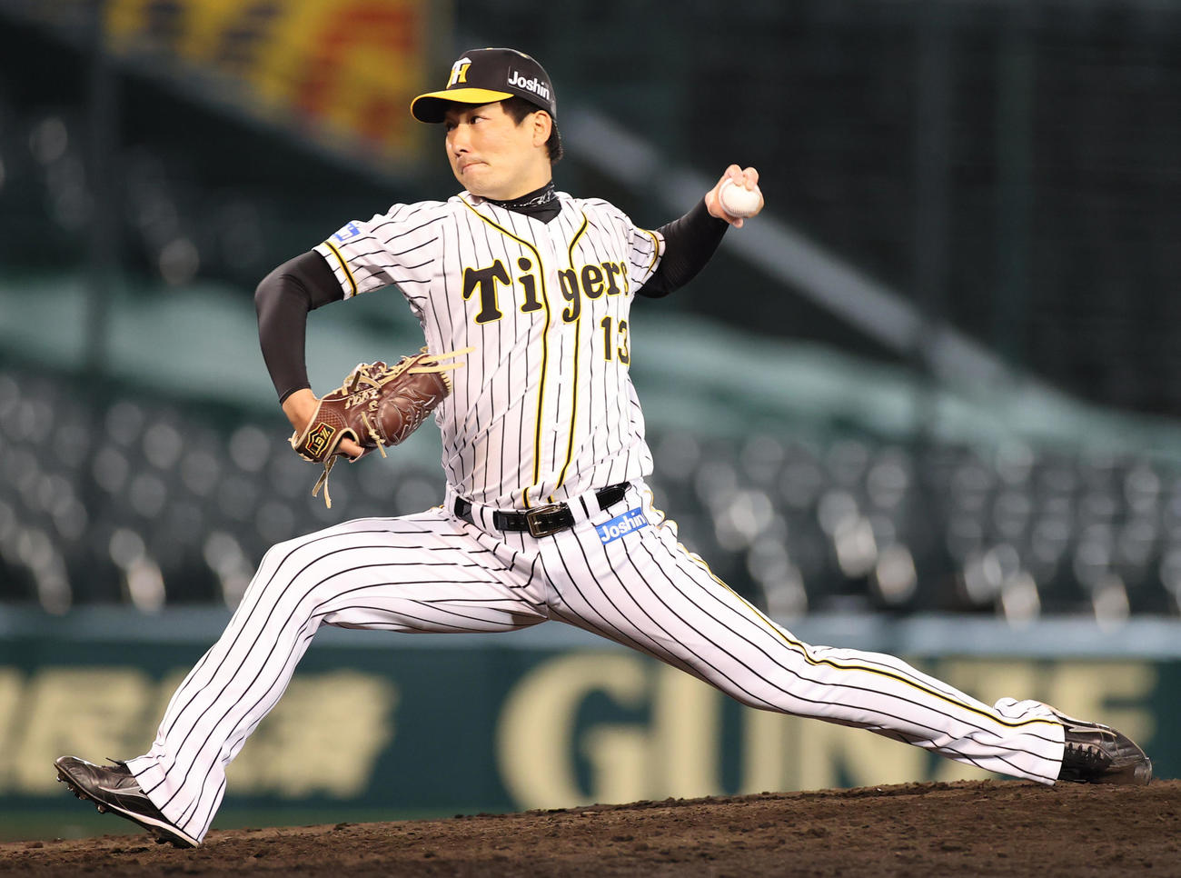 阪神対中日　8回に登板する岩崎（撮影・清水貴仁）