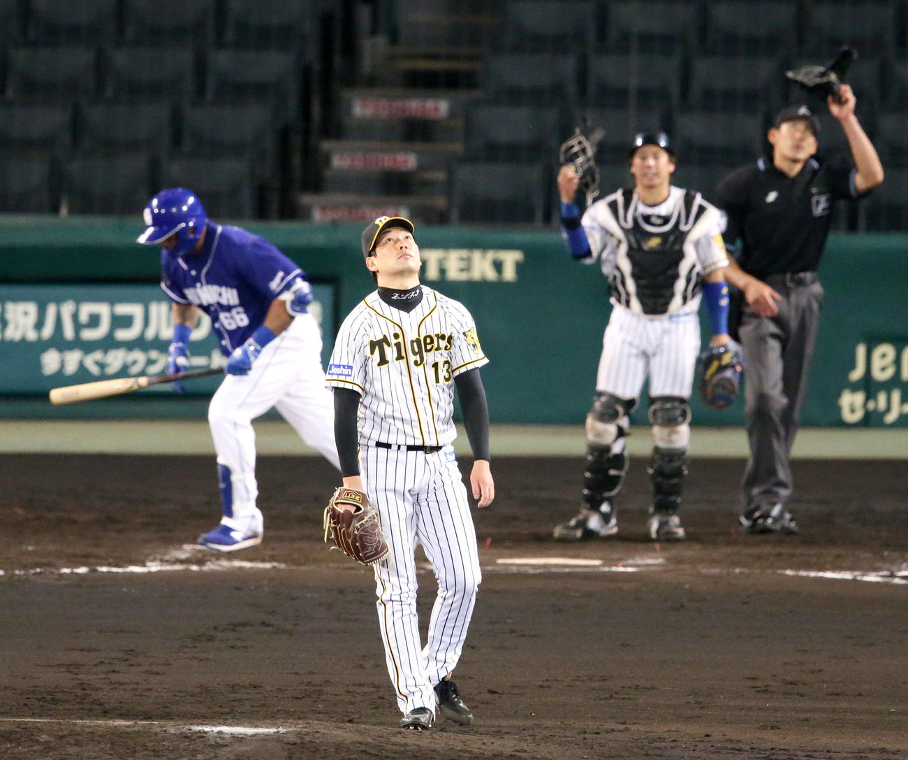 阪神対中日　8回表中日無死、岩崎（手前）はダヤン・ビシエドを中飛に仕留める（撮影・上山淳一）