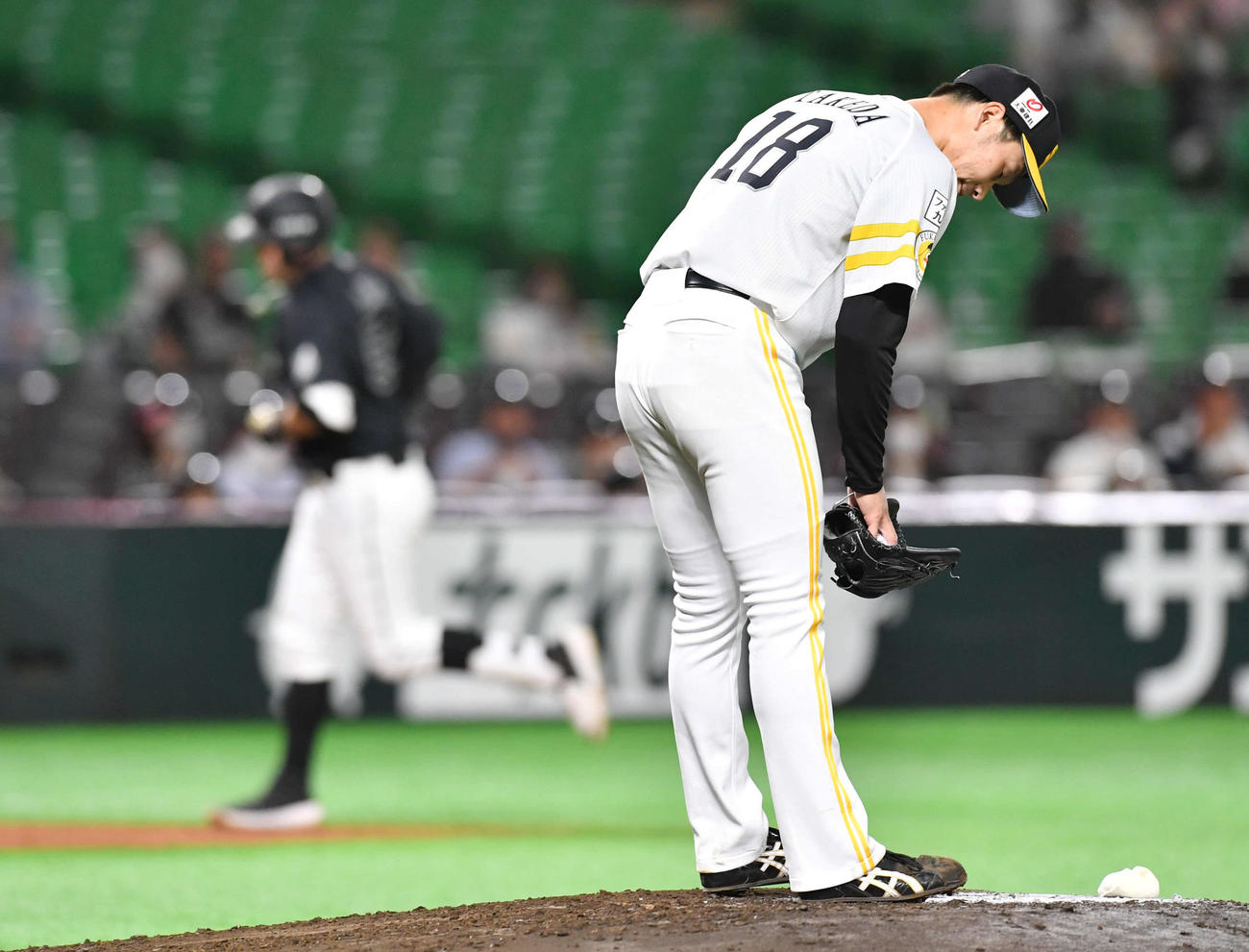ソフトバンク対ロッテ　4回表ロッテ1死、レアード（左）に2打席連続の本塁打を打たれ、肩を落とす武田（撮影・岩下翔太）