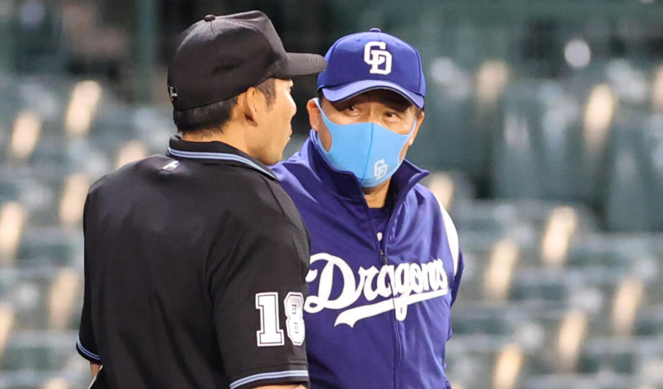 阪神対中日　7回裏阪神、選手交代を告げる与田監督（撮影・清水貴仁）