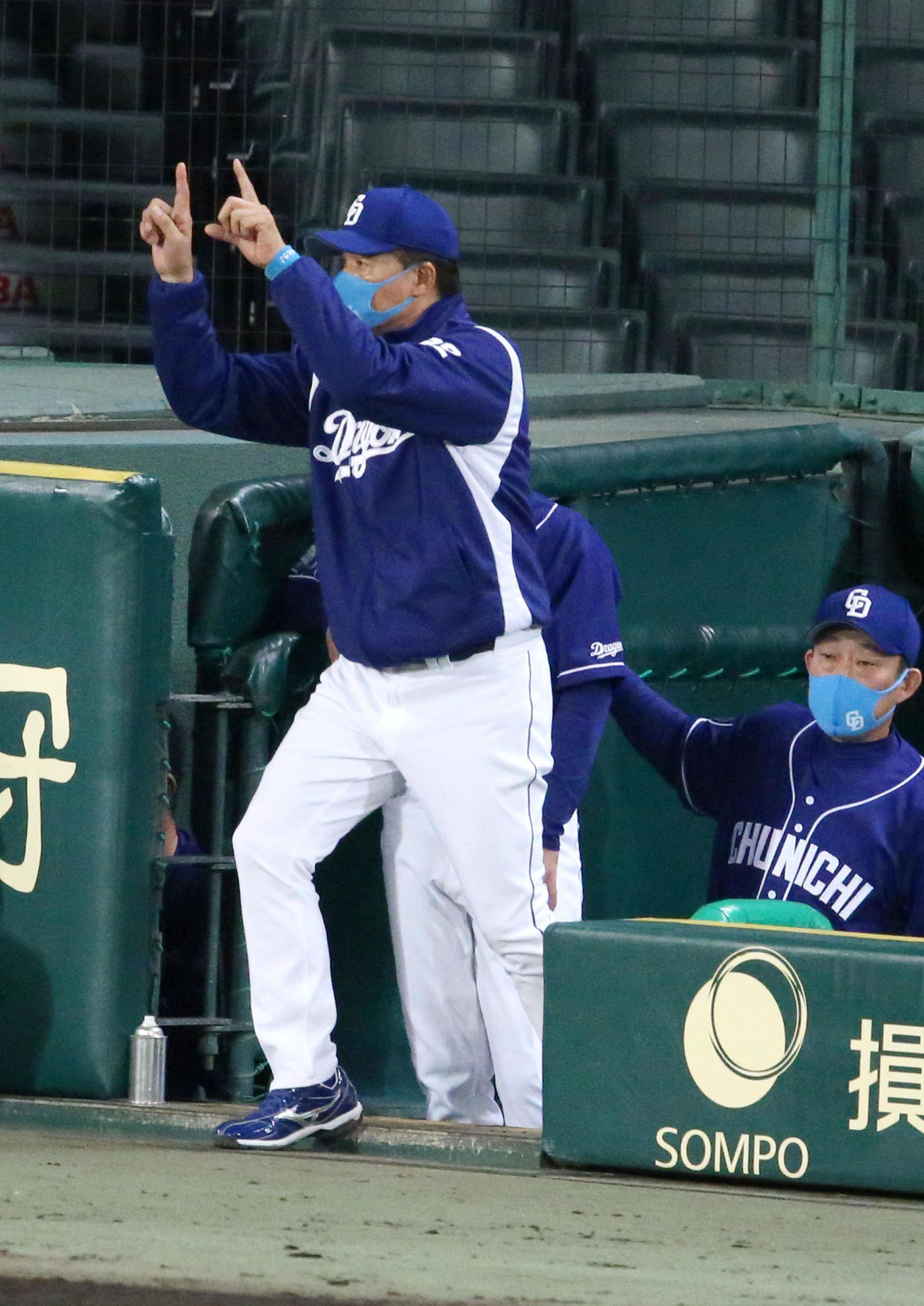 阪神対中日　9回裏阪神無死一塁、代走植田の二盗で与田監督は「リクエスト」行使するも判定は覆らず（撮影・上山淳一）