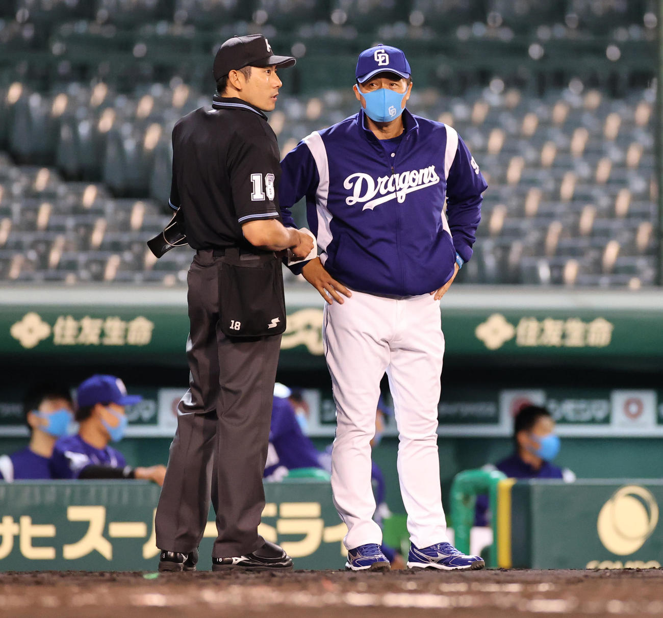 阪神対中日　7回裏阪神2死一塁、投手交代を告げる与田監督（撮影・清水貴仁）