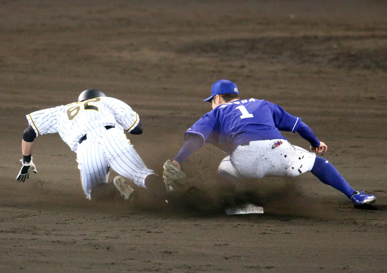 阪神対中日　9回裏阪神無死一塁、代走植田は二盗を決める（撮影・上山淳一）
